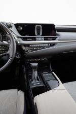 Lexus ES300h with Digital Side-View Monitor 2020 года (EU)